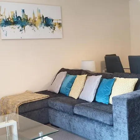 City Centre Comfort: 2-Bed Apartment with Parking Southampton Exterior photo