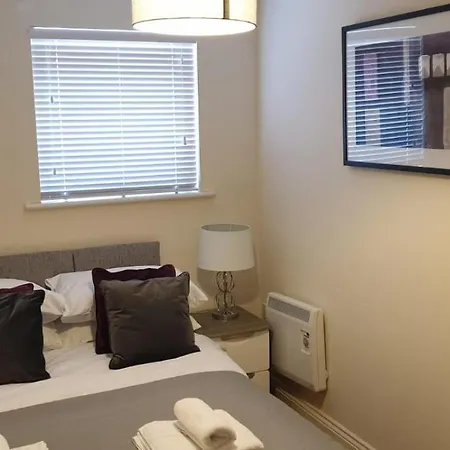 City Centre Comfort: 2-Bed Apartment with Parking Southampton Exterior photo