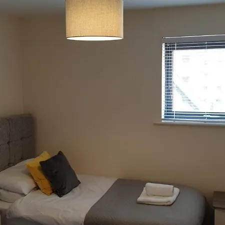 City Centre Comfort: 2-Bed Apartment with Parking Southampton Exterior photo