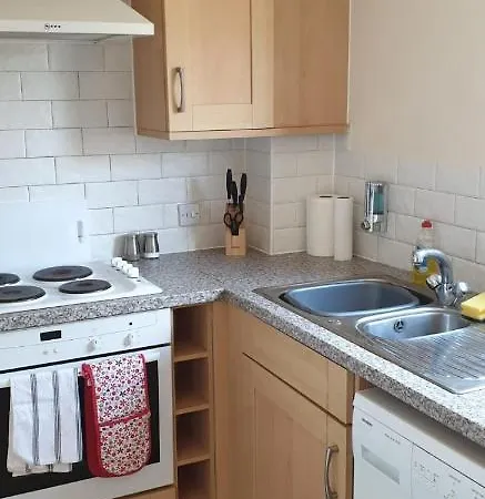 City Centre Comfort: 2-Bed Apartment with Parking Southampton Exterior photo