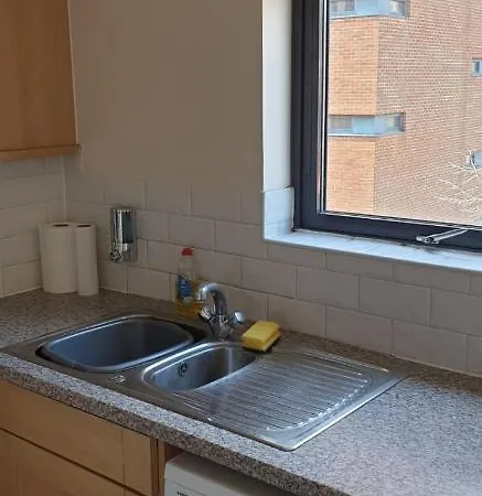 City Centre Comfort: 2-Bed Apartment with Parking Southampton Exterior photo