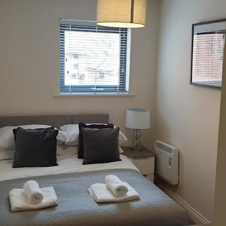 City Centre Comfort: 2-Bed Apartment with Parking Southampton Exterior photo