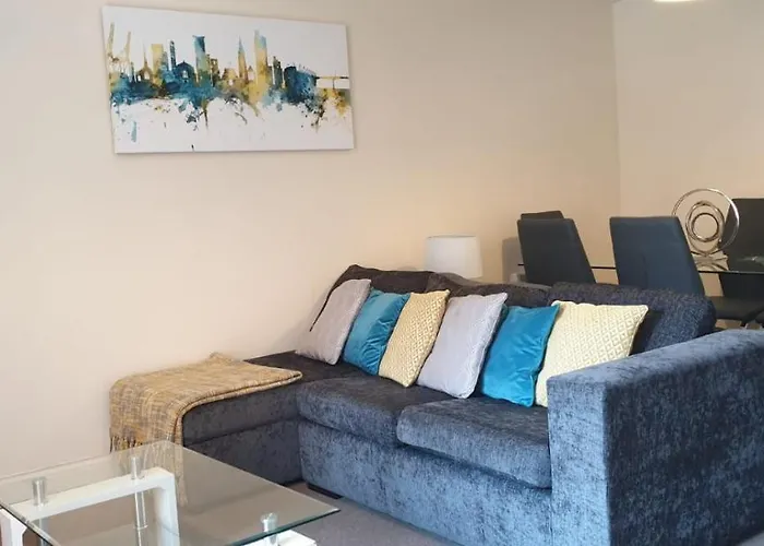 Best Price!Superb City Centre 2Bd Apartment, 1 Double Bed, 2 Singles Or Superking, Sofabed, Smart Tv & Free Secure Parking