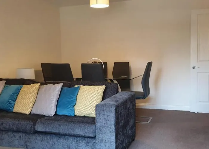 Best Price!Superb City Centre 2Bd Apartment, 1 Double Bed, 2 Singles Or Superking, Sofabed, Smart Tv & Free Secure Parking